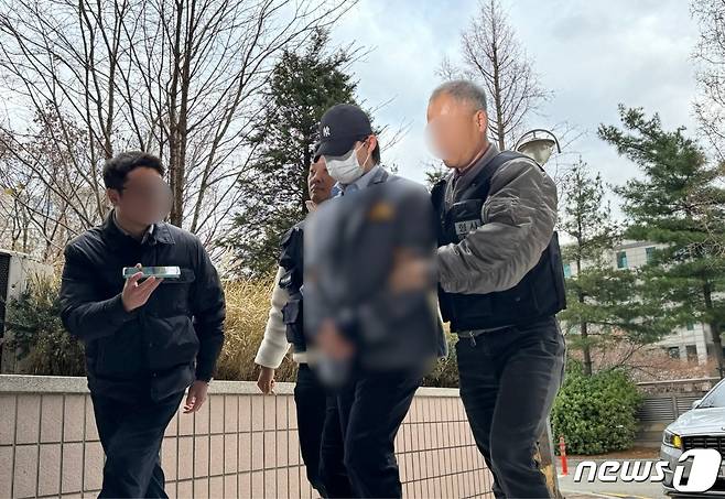 13일 오후 2시쯤 인천시 미추홀구 인천지법 영장실질심사장 앞에 협박, 위계에 의한 공무집행방해 등의 혐의로 구속 전 영장실질심사를 받는 A군이 교복을 입고 들어가고 있다.2023.12.13 ⓒ News1 박소영 기자