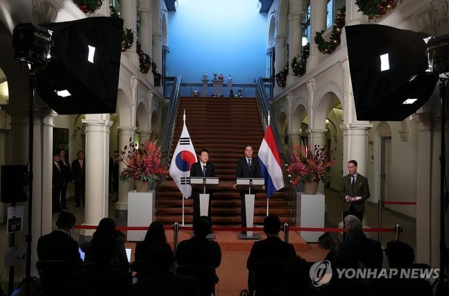 네덜란드를 국빈 방문한 윤석열 대통령이 13일(현지시간) 헤이그 총리실에서 마르크 뤼터 네덜란드 총리와 공동 기자회견을 하고 있다. [사진출처=연합뉴스]