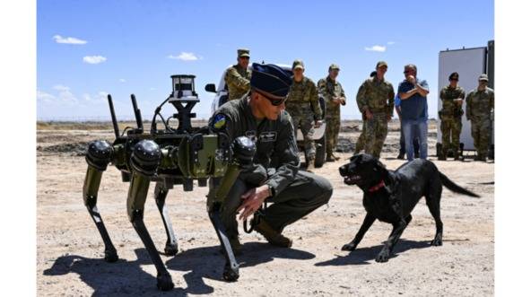 고스트로보틱스 4족 보행 로봇 '비전 60' 미 공군 시연 모습