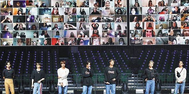 아이돌 그룹 BTS가 2020년 10월 10일 전 세계의 '아미(BTS 팬)'와 화상으로 소통하며 온라인 라이브 콘서트를 진행하고 있다. 중국 네티즌과 관영매체 '환구시보'는 그해 10월 7일 BTS의 미국 '밴플리트상' 수상 소감을 일제히 비난하며 트집 잡았다./빅히트 엔터테인먼트 제공