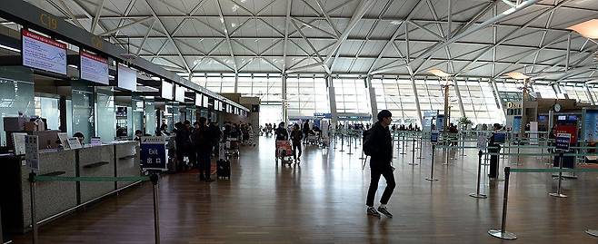 중국 정부가 2017년 3월 3일 자국민들의 한국 단체 관광을 전면 금지시킨 지 5일째인 같은해 3월 8일 한산한 중국 국적기 항공사 출국장 모습/조선일보DB