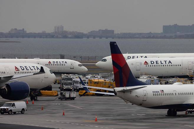 미 뉴욕 존F.케네디 공항에서 항공기들이 이륙을 준비하고 있다. 미국의 항공업계와 통신업계가 중대역 5G를 놓고 갈등을 빚고 있다. /AFP 연합뉴스