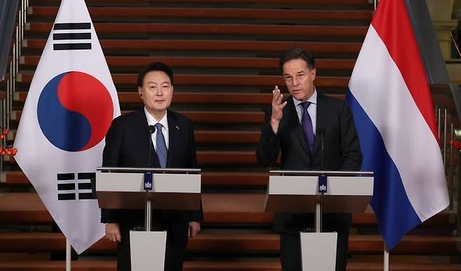 네덜란드를 국빈 방문 중인 윤석열 대통령이 13일(현지시간) 헤이그 총리실 중앙홀에서 마르크 뤼터 네덜란드 총리와 공동기자회견을 하고 있다. ⓒ뉴시스