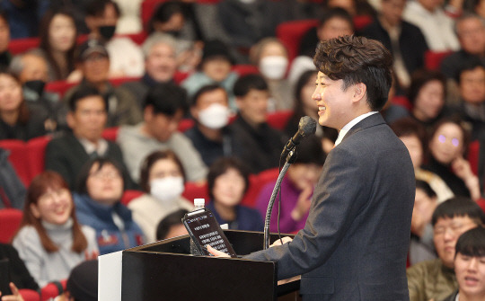 이준석 전 국민의힘 대표가 26일 대구 북구 엑스코에서 열린 '더 나은 미래를 향한 우리의 고민' 토크 콘서트에서 연설하고 있다.연합뉴스