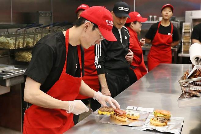 12일 에프지코리아에서 주최한 ‘파이브가이즈 게임’에서 우승한 김명준 씨