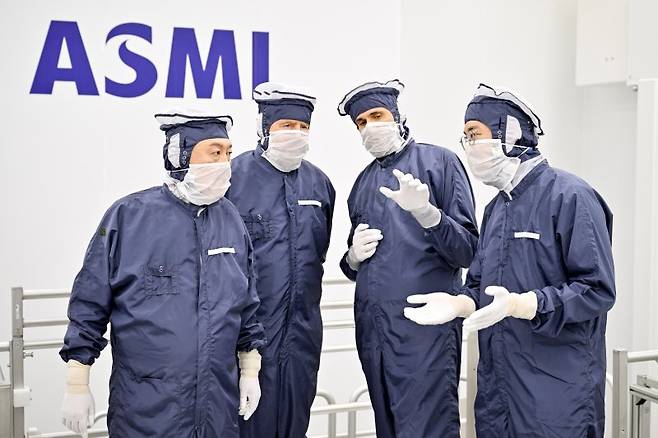 방진복을 입은 윤석열 대통령(왼쪽 부터)이 12일(현지시간) 벨트호벤 소재 ASML 본사에서 빌럼-알렉산더르 네덜란드 국왕과 함께 클린룸을 방문, 크리스토프 푸케 ASML 최고사업책임자의 설명을 듣고 있다.  [공동취재] 연합뉴스