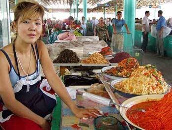 2007년 여름 우즈베키스탄 타슈켄트의 한 시장에서 한 고려인 여성이 고려 음식을 팔고 있다. 우즈베키스탄 재야 통신사 ‘페르가나’ 제공