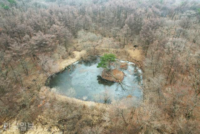 가산산성 관아터 맞은편 산자락에 인공연못이 숨어 있다. 산성에는 모두 4개의 연못이 있었다.