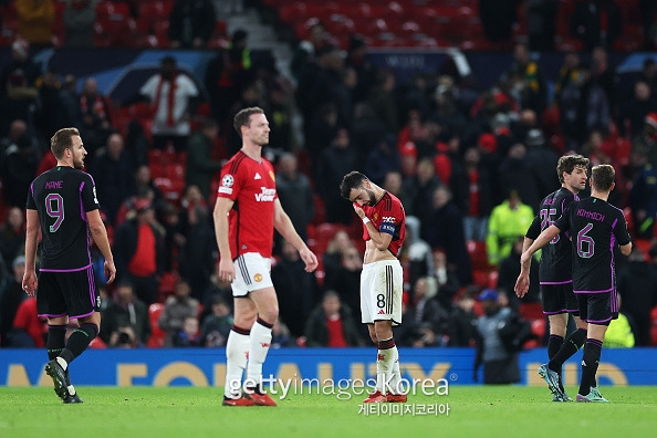 UCL 조별리그 탈락에 고개를 떨군 맨유 선수들. 사진=게티이미지