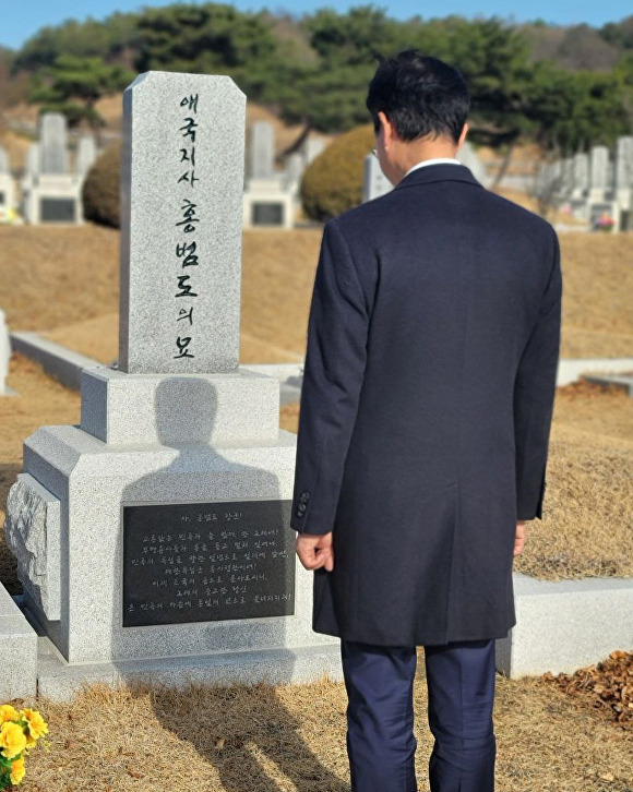 더불어민주당 송재봉 예비후보가 12일 국립대전현충원 홍범도 장군의 묘를 참배하고 있다. [사진=송재봉 예비후보]