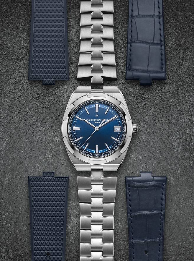 오버시즈 3세대의 도드라진 특징 중 하나는 퀵 체인지가 가능한 이지-핏 시스템이다. 하나의 시계를 사면 모델에 따라 1~2개의 스트랩을 추가로 제공한다. [사진 바쉐론 콘스탄틴]