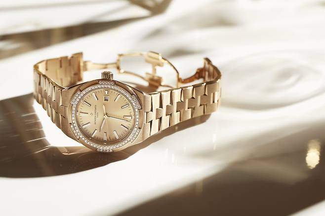 다이얼부터 케이스와 브레이슬릿 모두 금빛을 입은 지름 35mm의 오버시즈 셀프와인딩. [사진 바쉐론 콘스탄틴]