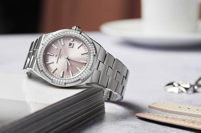 핑크 다이얼과 다이아몬드 세팅 베젤이 고급스러운 지름 35㎜의 오버시즈 셀프와인딩 스틸 모델. [사진 바쉐론 콘스탄틴]