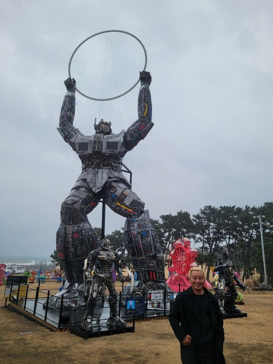 솔라봇 앞에 서 있는 김후철 대표. 사진 본인