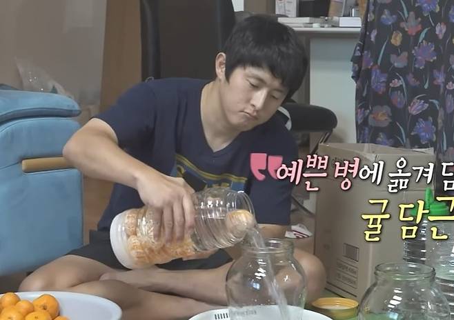 최근 방영된 MBC '나 혼자 산다'에서 기안84가 '귤 담금주'를 만들어 먹는 모습. /사진=MBC MBC '나 혼자 산다' 영상 캡처