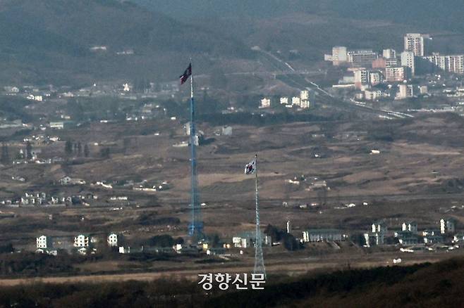 경기 파주 접경 지역에서 바라본 서부전선 비무장지대(DMZ) 북한 기정동 마을의 인공기와 남한 대성동 마을의 태극기가 나란히 펄럭이고 있다. 조태형 기자