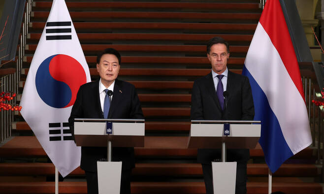 President Yoon Suk Yeol (left) speaks during a joint press conference with his Dutch counterpart Mark Rutte held in The Hague on Wednesday. (Yonhap))