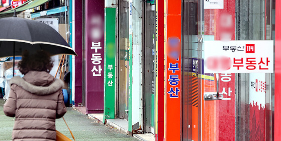 Real estate agencies clustered at in Seoul on Monday. [NEWS1]