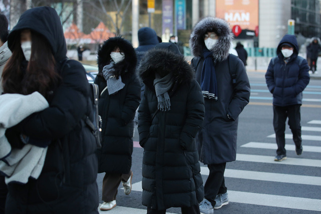 서울 광화문네거리에서 두터운 옷차림의 시민들이 출근하고 있다. 뉴시스