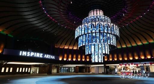 동북아시아 최대의 복합리조트를 꿈꾸며 13일 오전 현장투어가 열린 인천 중구 영종도 복합 엔터테인먼트 리조트인 '인스파이어' 메인 로비를 들어서자 마자 눈에 들어오는 호라이즌 로비에 천정을 중심으로 화려하게 세공한 꽃봉오리와 나뭇잎의 황동 조형물들이 시선을 붙잡고 있다. 장용준기자