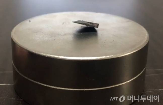 퀀텀에너지연구소가 상온·상압 조건에서 구현했다고 밝힌 초전도체 LK-99. / 사진=퀀텀에너지연구소