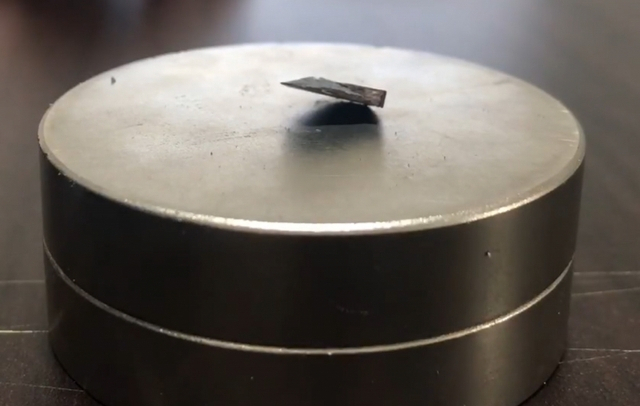 한국 연구진이 개발했다고 주장하는 초전도체가 자석위에 떠 있는 모습.[유튜브 캡처]