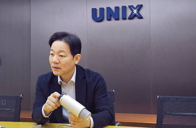 이한조 유닉스 대표가 플라스마 수분 코팅 기능이 적용된 신제품 에어샷 헤어드라이기에 대해 설명하고 있다. 유재훈 기자