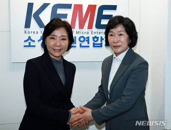 [서울=뉴시스] 고범준 기자 = 오영주(왼쪽) 중소벤처기업부 장관 후보자가 7일 오전 서울 영등포구 소상공인연합회에서 차담회를 마치고 오세희 소상공인연합회 회장과 기념촬영을 하고 있다. 2023.12.07. bjko@newsis.com