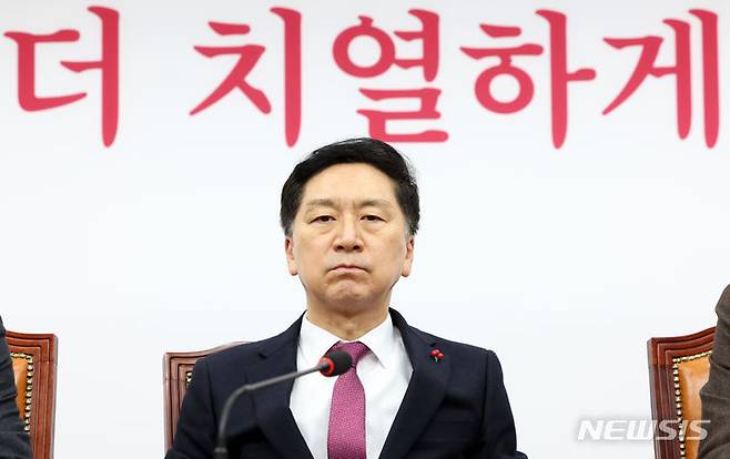 [서울=뉴시스] 이영환 기자 = 김기현 국민의힘 대표가 11일 오후 서울 여의도 국회에서 열린 최고위원회의에서 굳은 표정을 짓고 있다. 2023.12.11. 20hwan@new