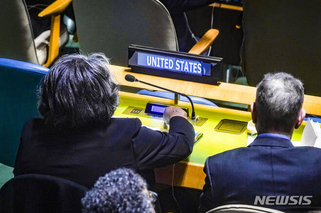 [뉴욕=AP/뉴시스] 린다 토머스-그린필드 유엔 주재 미국대사가 12일(현지시각) 미국 뉴욕의 유엔본부에서 열린 유엔총회 중 이스라엘과 하마스의 즉각적인 휴전을 촉구하는 결의안에 반대하는 투표를 하고 있다. 2023.12.13.