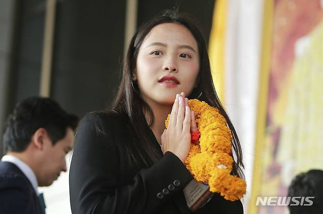 [방콕(태국)=AP/뉴시스]태국 야당 전진당의 루크차녹 스리노르크 의원이 13일 왕실모독법 위반 혐의에 대한 판결을 받기 위해 방콕 법원에 도착하고 있다. 태국 법원은 이날 왕실 보호를 둘러싸고 논란이 되고 있는 형법 112조(왕실모독법)를 적용, 최근 선출된 루크차녹 스리노르크 의원에게 징역 6년형을 선고했다. 2023.12.13.