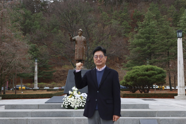 ▲문충운 환동해연구원장이 12일 경북 포항시남구선거관리위원에서 국민의힘 포항남·울릉 지역 제22대 총선 예비후보자 등록하고 박태준 동상 참배하고 있다. ⓒ문충운 예비후보자 제공