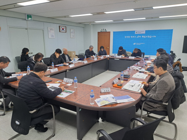 ▲강릉시는 지난 12일 한국농수산식품유통공사(aT) 강원지역본부 주최로 시 항만물류 담당 부서, 도내 8개 시·군 수출협회와 옥계항 컨테이너 국제항로 서비스 기업 등이 참석한 가운데 '2023년도 하반기 수출협의회 네트워킹' 회의를 개최했다. ⓒ강릉시