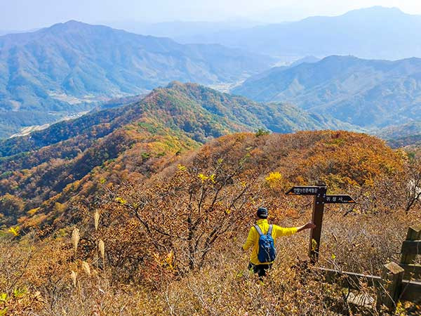 만행산 정상 조망, 고남산 너머로 지리산 덕두능선이 지난다.