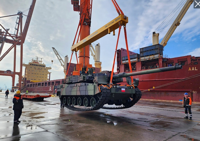 폴란드에 수출된 K2 전차가 현지 항구에서 하역되고 있다. 사진 제공=현대로템