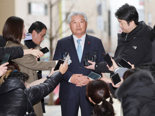 김홍일 방송통신위원장 후보자가 13일 오전 경기 과천시 모처에서 기자들과 만나 지명 소감 등에 대해 말하고 있다, 연합뉴스