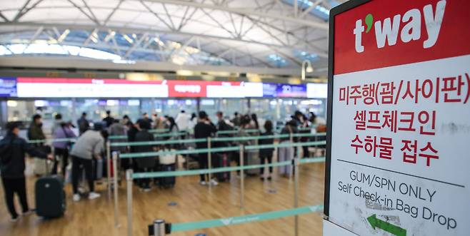 인천공항 제1터미널 출국장 내 티웨이 항공 카운터에 출국하는 승객들로 붐비고 있다. ⓒ 연합뉴스