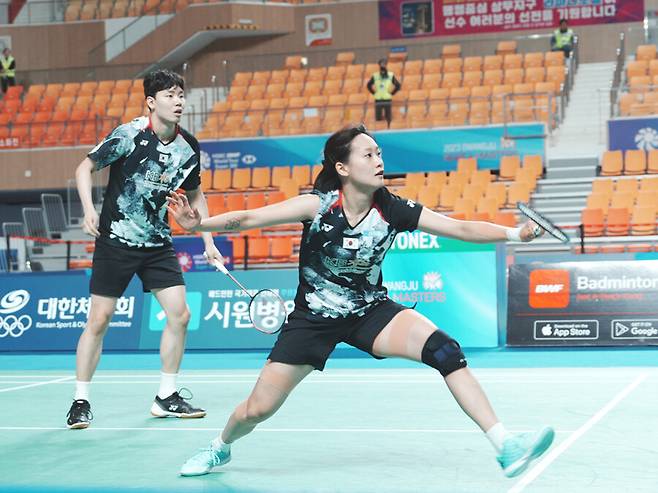 ▲ 서승재(왼쪽)-채유정 조가 '2023 세계배드민턴연맹(BWF) 월드 투어 파이널' 조별리그 1차전에서 웃었다. ⓒ 대한배드민턴협회