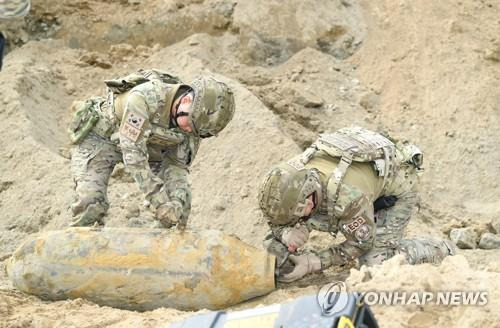 불발탄 처리하는 군 관계자들(기사 내용과 직접적인 관계없음)  [연합뉴스 자료 사진]