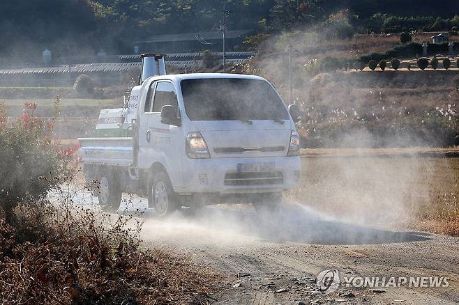 도로 소독하는 가축질병 방역차량 [연합뉴스 자료 사진]