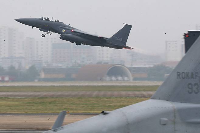 대구 공군기지에서 F-15K가 임무 수행을 위해 이륙하고 있다. (사진=연합뉴스)