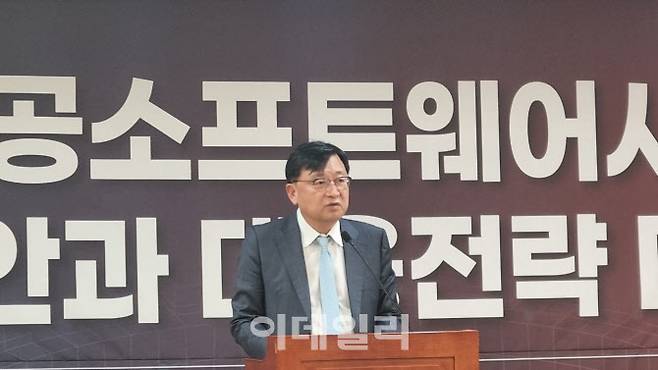 14일 서울 여의도 국회에서 열린 ‘공공소프트웨어사업 현안과 대응전략 마련’ 토론회에서 조준희 한국소프트웨어산업협회 회장이 발언하는 모습(사진=김가은 기자)