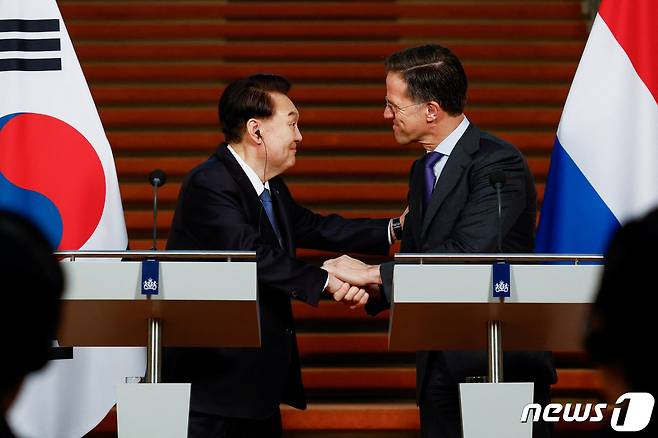 네덜란드 국빈 방문 중인 윤석열 대통령이 13일(현지시간) 헤이그에서 마르크 뤼터(Mark Rutte) 총리와 공동 기자회견 중 악수하고 있다. ⓒ 로이터=뉴스1 ⓒ News1 안은나 기자