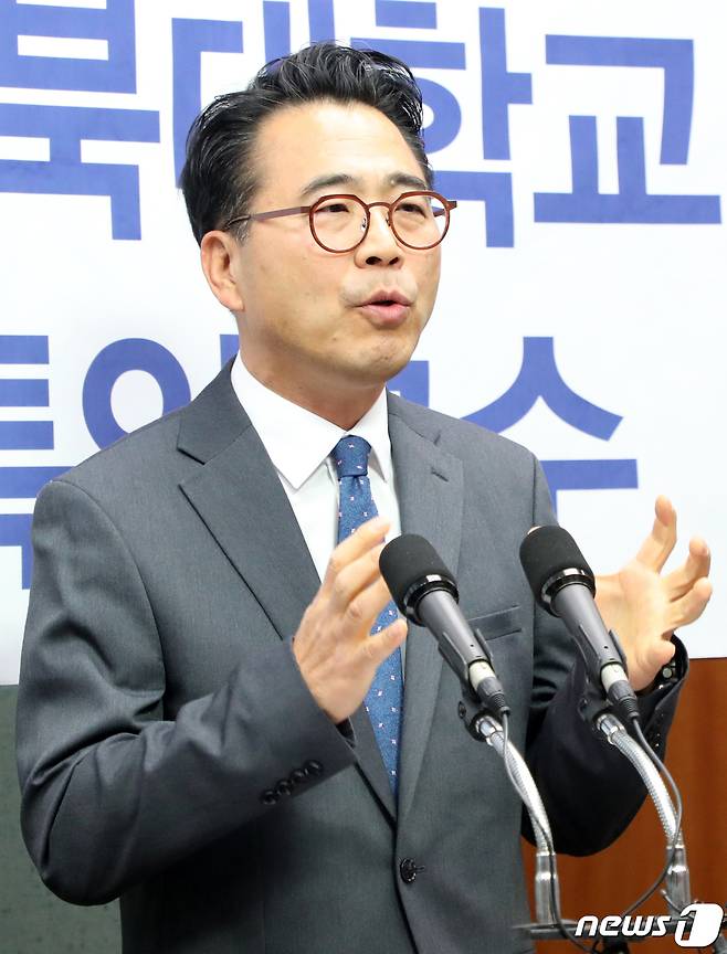 권희철 전북대학교 특임교수가 14일 전북 전주시 전북도의회에서 "내년 국회의원 선거에서 더불어민주당 소속으로 정읍·고창 선거구에 출마하겠다＂고 선언하고 있다. 2023.12.14/뉴스1 ⓒ News1 유경석 기자