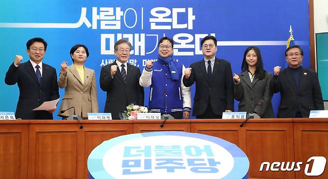 더불어민주당 인재영입 2호 인사인 이재성 세솔테크 고문이 14일 오전 서울 여의도 국회에서 열린 2호 인재영입식에서 이재명 대표 및 참석자들과 기념촬영을 하고 있다.  왼쪽부터 권칠승 의원, 서은숙 최고위원, 이 대표, 이 고문, 홍익표 원내대표, 안혜인 씨, 김성환 의원. 2023.12.14/뉴스1 ⓒ News1 임세영 기자