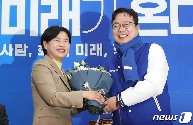 더불어민주당 인재영입 2호 인사인 이재성 세솔테크 고문이 14일 오전 서울 여의도 국회에서 열린 2호 인재영입식에서 서은숙 최고위원으로부터 꽃다발을 선물 받고 있다. 2023.12.14/뉴스1 ⓒ News1 임세영 기자