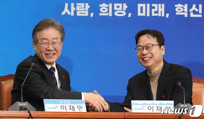이재명 더불어민주당 대표가 14일 오전 서울 여의도 국회에서 열린 더불어민주당 2호 인재영입식에서 인재영입 2호 인사인 이재성 세솔테크 고문과 악수를 나누고 있다. 2023.12.14/뉴스1 ⓒ News1 임세영 기자