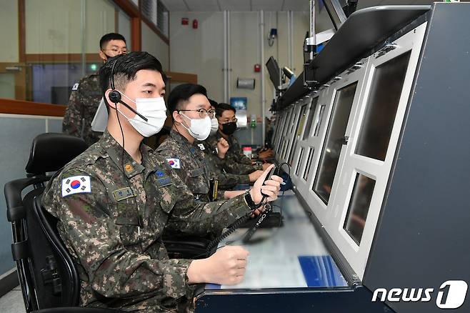 공군은 ‘하늘을 지키는 잠들지 않는 눈’ 2020 최우수 방공무기통제사 ‘골든아이(Golden Eye)’ 지상통제체계 부문에 전성환 준위를 선발했다고 20일 전했다. 방공무기통제사는 우리 영공을 침범하거나 KADIZ(한국방공식별구역)를 무단 진입한 타국 항공기에 대응하기 위해 아군 항공기를 최적의 전술적 위치로 유도하는 ‘요격통제’ 임무를 수행한다. 전 준위가 중앙방공통제소(MCRC)에서 임무를 수행하고 있다. (공군 제공) 2020.10.20/뉴스1