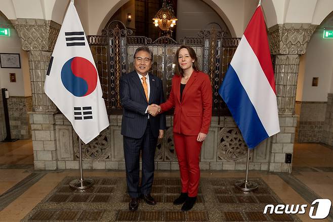 박진 외교부 장관과 한케 브라윈스 슬롯 네덜란드 외교장관이 13일(현지시간) 조찬 회담을 가졌다. (외교부 제공) 2023.12.14/뉴스1