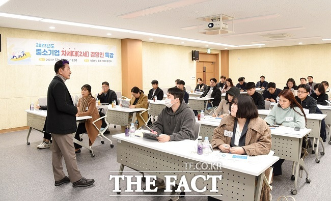 김동근 의정부시장이 '중소기업 차세대 최고경영자 양성과정' 수강생들을 상대로 특강을 하고 있다. /의정부시 제공